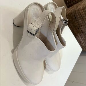 Ecco  Shape Sculpted Motion Clogs Mules Slip on size 9 Ivory